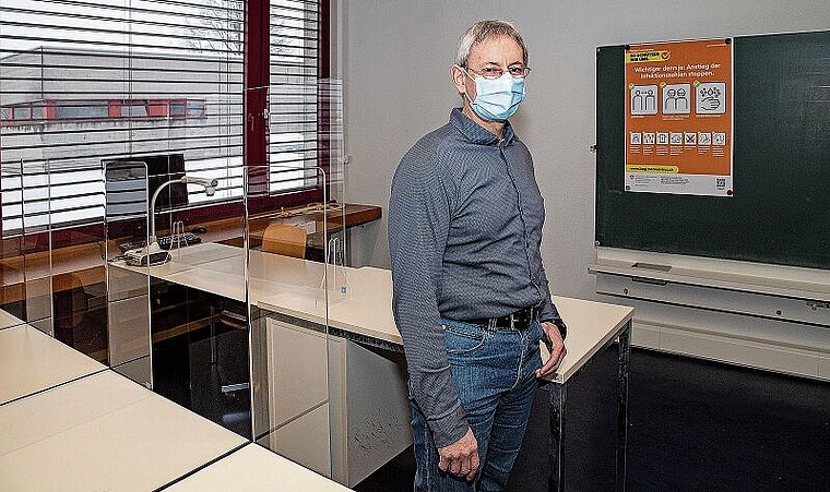 Umfassendes Schutzkonzept: Dazu kommen nun die wöchentlichen PCR-Tests. Konrektor Marcel Humair ist verantwortlich für das Covid-19-Monitoring am Gymnasium Laufen. Foto: Martin Staub