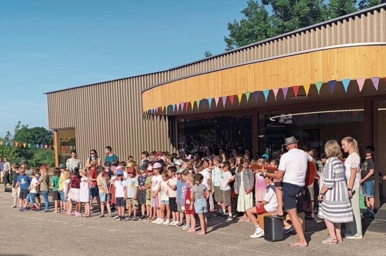 Vor dem neuen Doppelkindergarten: Die Kinder der Primarschule und des Kindergartens treten gemeinsam auf. Foto: Gaby Walther
