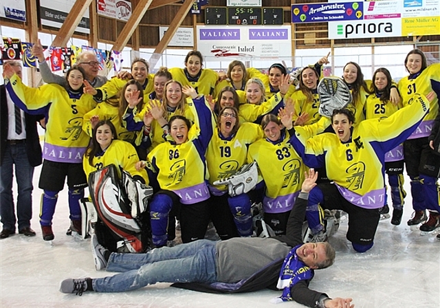 Begeisterung: EHC Laufen – Bronzemedaillengewinner des Swiss Women’s Hockey Cup 2015/16. Foto: eh-press