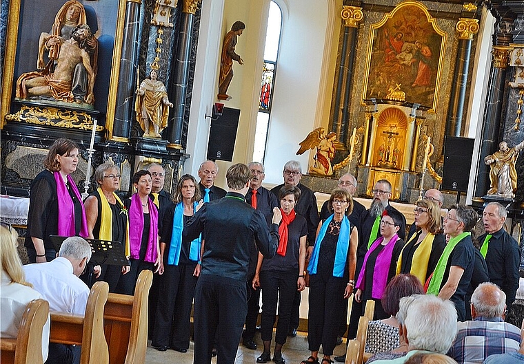 <em>Bunt: </em>Sowohl das afrikanische Lied «Tshotsholoza» als auch der Gemischte Chor Nunningen samt Sängerverbandspräsident Bruno Rentsch (mit Bart)Foto: roland bürki