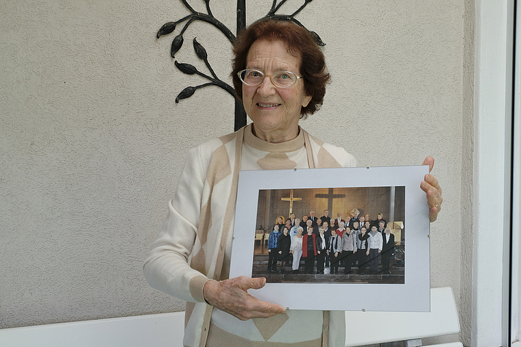 Lebenslange Treue zum Chor: Elsbeth Vögtli mit einem aktuellen Foto des Cäcilienchors Dornach. Foto: Thomas Brunnschweiler