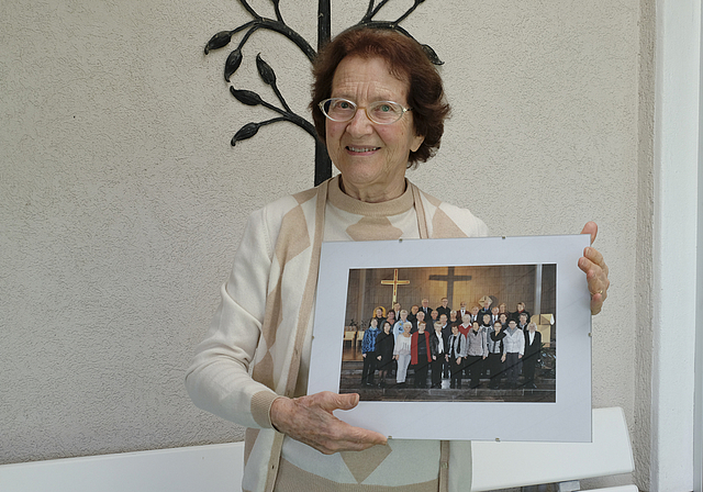 Lebenslange Treue zum Chor: Elsbeth Vögtli mit einem aktuellen Foto des Cäcilienchors Dornach.  Foto: Thomas Brunnschweiler