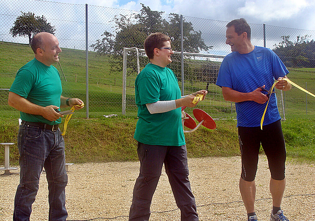Sportlich: Gemeindepräsident Peter Merckx, Initiantin Iris Müller und der Leiter Postauto Region Nordschweiz, Roman Cueni (v. l.) eröffnen den Walking-Trail.  Foto: Roland Bürki