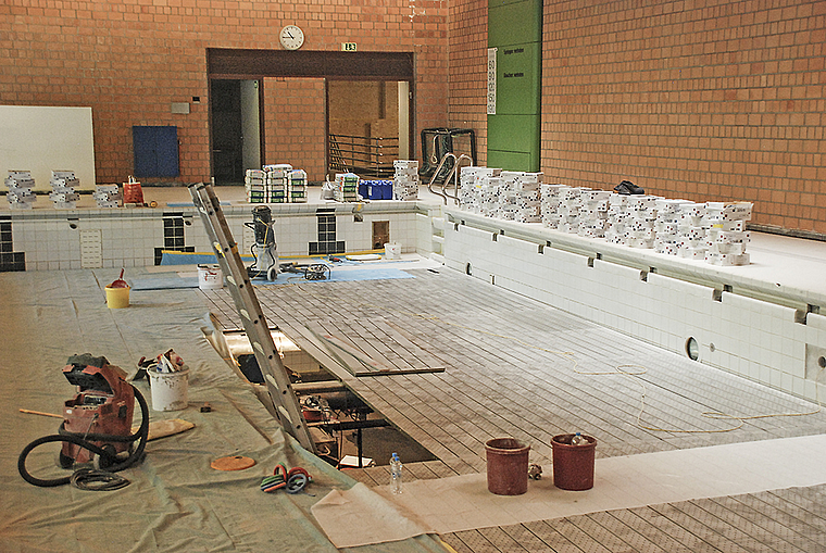 Bauarbeiten anstatt Schwimmtraining: Das Hallenbad wird auf den neusten technischen Stand gebracht. Foto: Thomas Brunnschweiler