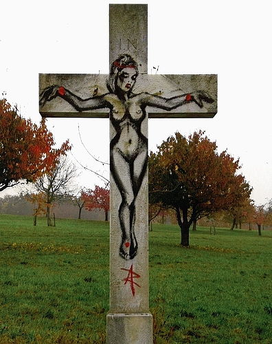 Vom Wegkreuz verschwunden und im Buch viele Jahre später wieder aufgetaucht: Morands Foto von dem Graffito von 2011. Foto: Adolf Morand