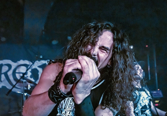 Heizt ein: Frontsänger Philipp Meier beim Auftritt von «Fire Rose» im Rockfact.