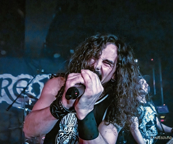 Heizt ein: Frontsänger Philipp Meier beim Auftritt von «Fire Rose» im Rockfact.