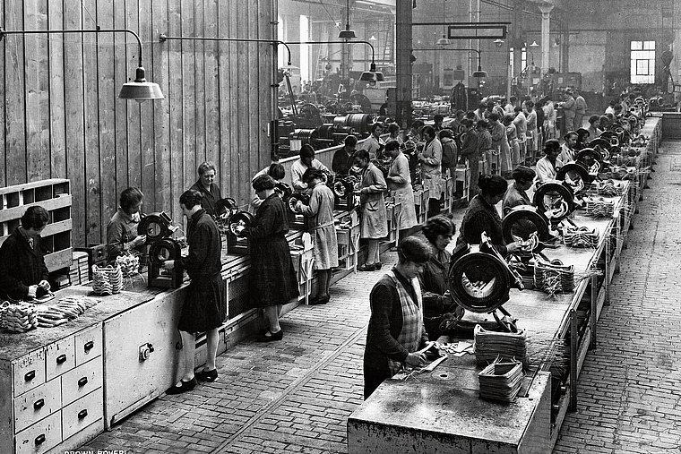 Flinke Hände: Vornehmlich Frauen bauten die Motoren und Apparate. Foto: zVg/Fankhauser Architekt
