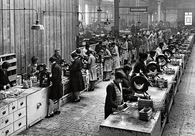 Flinke Hände: Vornehmlich Frauen bauten die Motoren und Apparate. Foto: zVg/Fankhauser Architekt