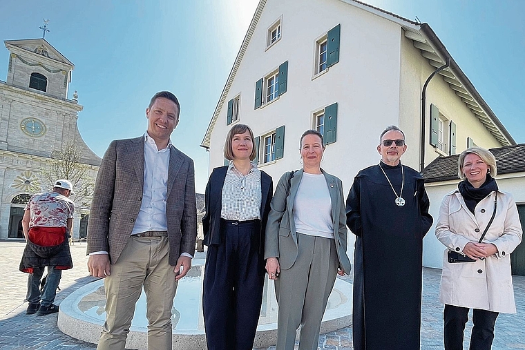 Der Kanton Solothurn war an der feierlichen Einweihung des Platzes gut vertreten. Er spielte bei der Neugestaltung als Geldgeber eine zentrale Rolle: (v.l.) Standortförderer Christian Imark, Architektin Julia Hemmerling, Kantonsratspräsidentin Myri