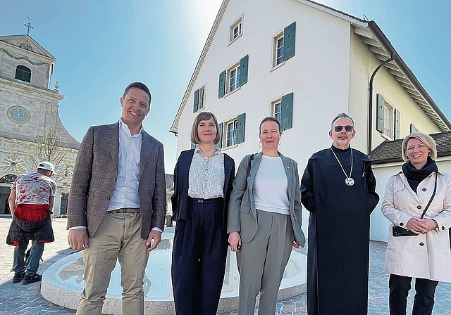 Der Kanton Solothurn war an der feierlichen Einweihung des Platzes gut vertreten. Er spielte bei der Neugestaltung als Geldgeber eine zentrale Rolle: (v.l.) Standortförderer Christian Imark, Architektin Julia Hemmerling, Kantonsratspräsidentin Myri