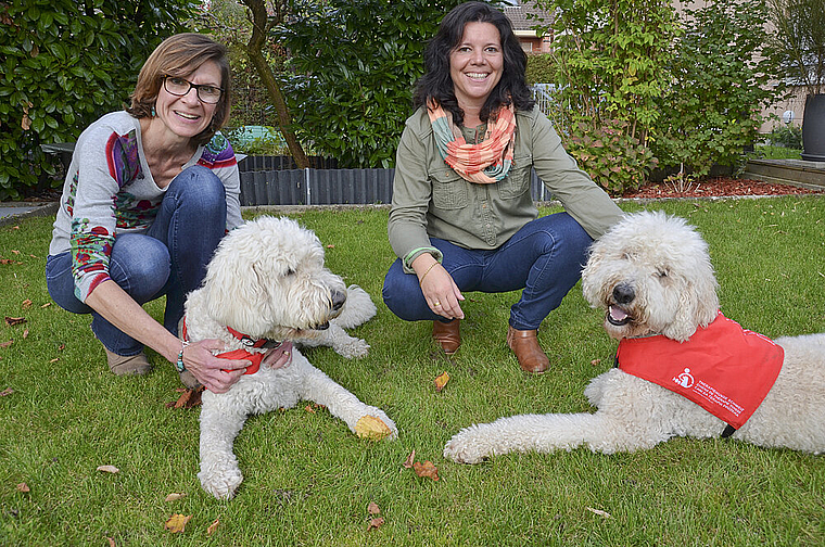 Therapiehunde-Team: Renata Kaufmann mit Pablo (r.) und Elisabeth Partyka mit Jango. Foto: Jay Altenbach