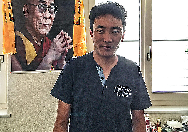 Zuhause in Dornach: Sanpo Doktatsang vor dem Bild des Dalai Lama.  Foto: Gilles Hauert