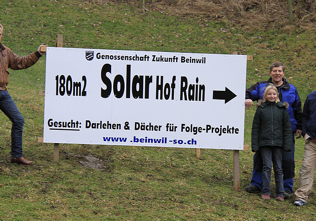Werbung für Beibler Strom: (v. l.) Stefan Lais, Gestalter des Plakates, Pius Bader, Besitzer Hof Rain, mit Tochter Tatjana und Danilo Pantellini, Genossenschaft Zukunft Beinwil, Leiter Projekt Energie.  Foto: Martin Staub