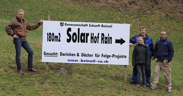 Werbung für Beibler Strom: (v. l.) Stefan Lais, Gestalter des Plakates, Pius Bader, Besitzer Hof Rain, mit Tochter Tatjana und Danilo Pantellini, Genossenschaft Zukunft Beinwil, Leiter Projekt Energie. Foto: Martin Staub