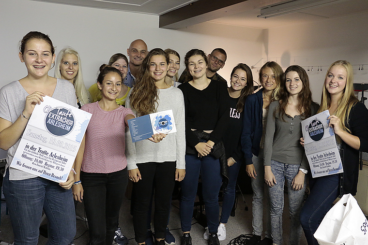 Stolz auf die CD-Produktion: Der Extrachor Arlesheim bestreitet am Samstag sein Abschiedskonzert. Foto: Lukas Hausendorf