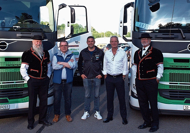Feierliche GV: Jodler des Liesberger Jodlerklubs Bärgbrünneli neben Kelsag-Geschäftsführer Edmund Frey Kuron, Dominik Eggenschwiler von der Eggenschwiler Transporte AG und Kelsag-Verwaltungsratspräsident Franz Saladin. Foto: Michael Meury