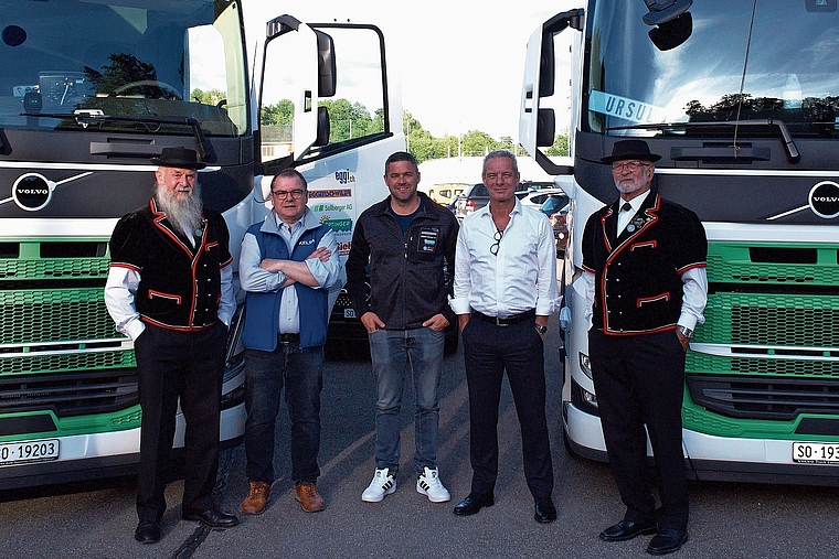 Feierliche GV: Jodler des Liesberger Jodlerklubs Bärgbrünneli neben Kelsag-Geschäftsführer Edmund Frey Kuron, Dominik Eggenschwiler von der Eggenschwiler Transporte AG und Kelsag-Verwaltungsratspräsident Franz Saladin. Foto: Michael Meury