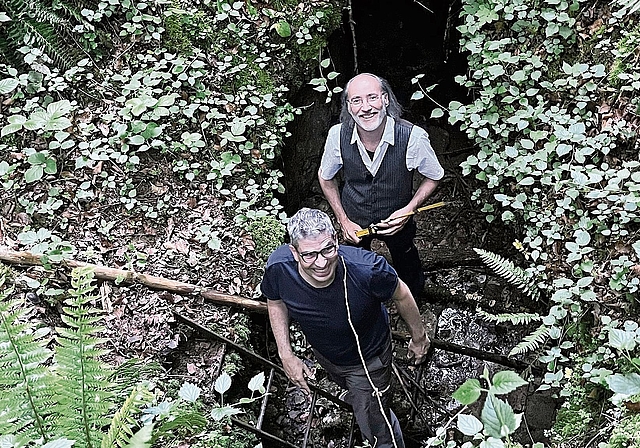 Vermeintliche Silbermine: Jonas Lenz und Stadtpräsident Pascal Bolliger strahlen im Unzengraben wie zwei Buben, die soeben einen Geheimgang entdeckt haben. Fotos: ROMANA VON TANA