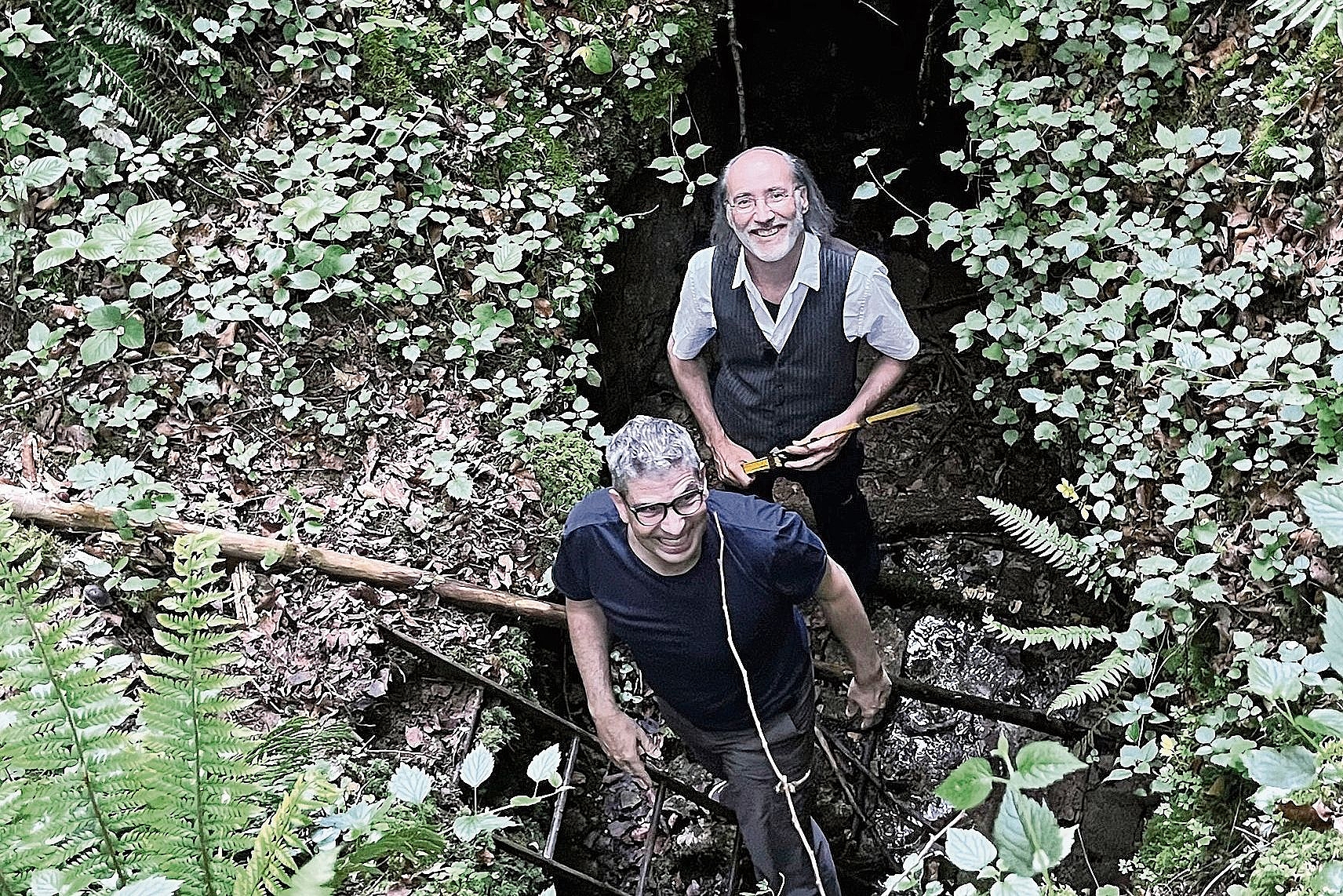 Vermeintliche Silbermine: Jonas Lenz und Stadtpräsident Pascal Bolliger strahlen im Unzengraben wie zwei Buben, die soeben einen Geheimgang entdeckt haben. Fotos: ROMANA VON TANA Vermeintliche Silbermine: Jonas Lenz und Stadtpräsident Pascal Bolliger strahlen im Unzengraben wie zwei Buben, die soeben einen Geheimgang entdeckt haben. Fotos: ROMANA VON TANA
