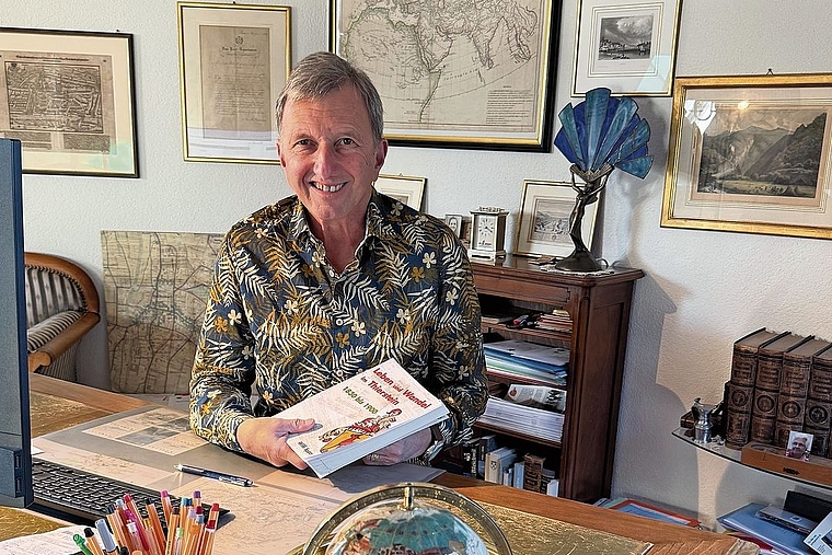 Der Autor: Willi Spaar an seinem Schreibtisch zu Hause in Breitenbach, in der Hand das soeben erschienene Buch über das Leben im Thierstein. Foto: zvg