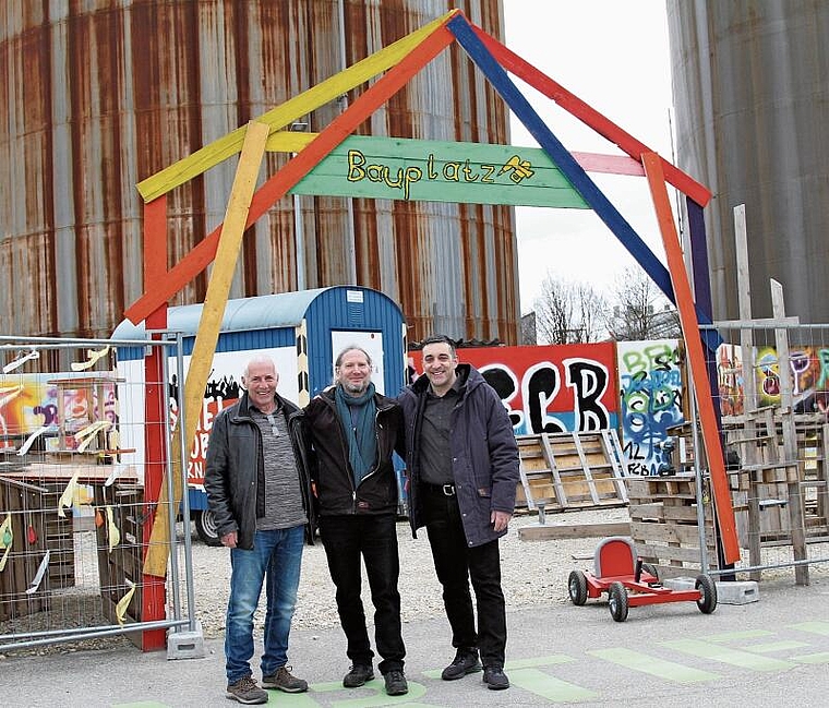 Voller Tatendrang: (v. l.) René Burri, Thomas Gschwind und Michele Salvatore vom Vorstand des Vereins Wydekraftwerk. Foto: Florin Bürgler