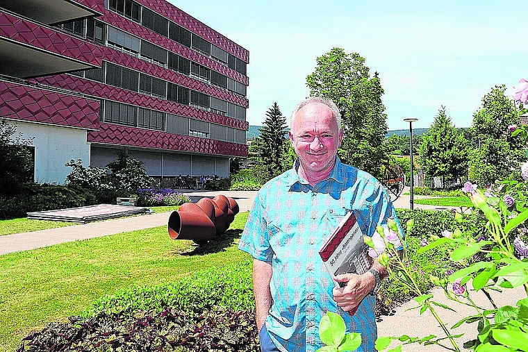 Hinter den Rosen vor dem Rosengarten: Niklaus Stark befasste sich mit der Geschichte des Seniorenzentrums. Foto: Gaby Walther