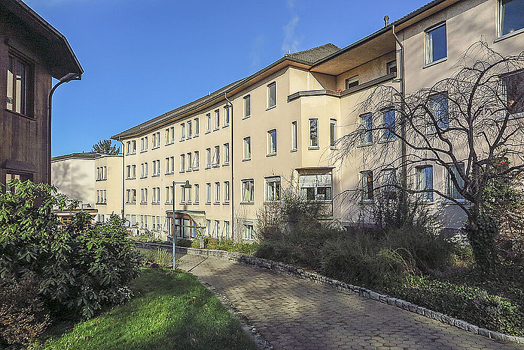 Gehört zum Ortsbild: Diese Ansicht könnte nach Auskunft der Klinikleitung bald der Vergangenheit angehören. Die Planung ist aber noch nicht so weit fortgeschritten, dass darüber das letzte Wort gesprochen ist. Foto: Edmondo Savoldelli