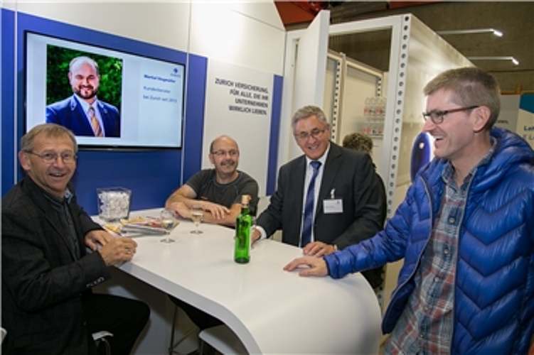 Sicher versichert: Zur Kundenpflege gehört auch eine lockere Ambiance.