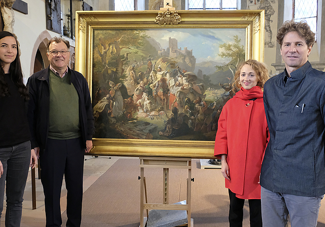 Ritterkult aus dem 19. Jahrhundert: Myriam Dössegger, Hans Vögtli, Laura Catania und Martin Gaier (v. l.) haben alle ihren Teil zur Entschlüsselung des Historiengemäldes von Albert Landerer beigetragen.  Foto: Thomas Brunnschweiler