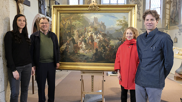 Ritterkult aus dem 19. Jahrhundert: Myriam Dössegger, Hans Vögtli, Laura Catania und Martin Gaier (v. l.) haben alle ihren Teil zur Entschlüsselung des Historiengemäldes von Albert Landerer beigetragen.  Foto: Thomas Brunnschweiler