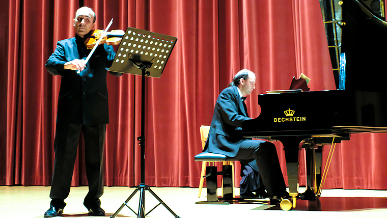 Nehmen Beethoven wieder auf: Giovanni Barbato und Hristo Kazakov auf der Goetheanumbühne.  Foto: Thomas Brunnschweiler