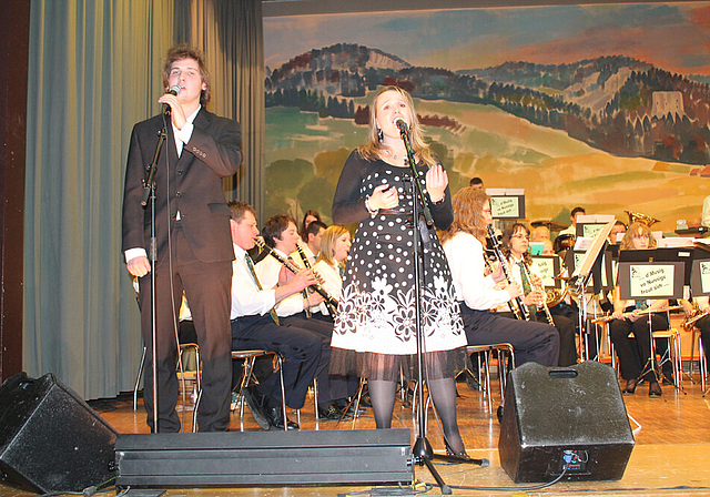 Stimmgewaltiges Duo: Tobias Stückelberger und Fabienne Jäggi mit dem Musikverein Konkordia Nunningen.   Foto: Dimitri Hofer