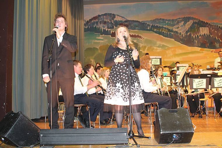 Stimmgewaltiges Duo: Tobias Stückelberger und Fabienne Jäggi mit dem Musikverein Konkordia Nunningen. Foto: Dimitri Hofer