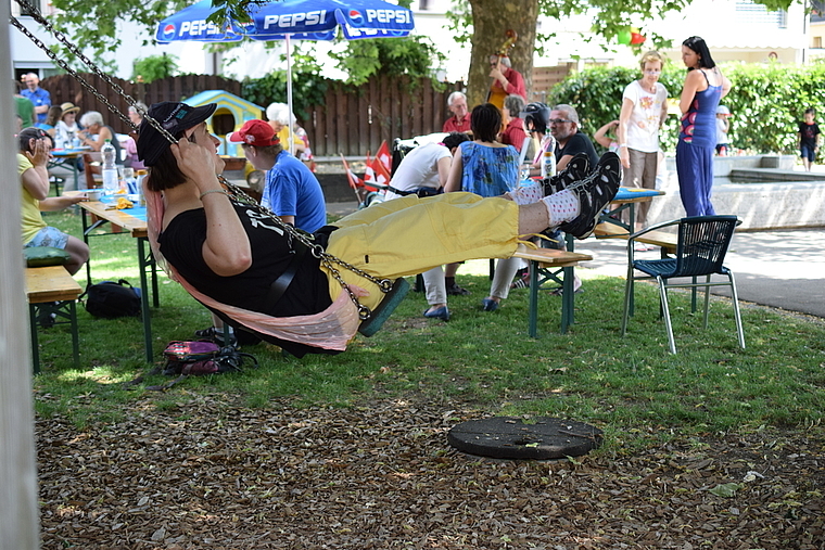 Beschwingter Nachmittag: Die Bewohner der Werkstube Aesch erlebten am Nachbarschaftsfest schöne Stunden. Foto: B. Asper