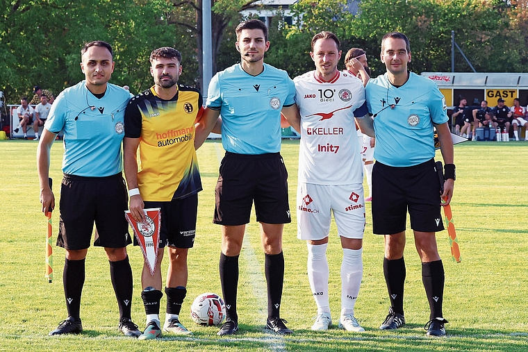 Raseneinweihung: Sie eröffneten das Spiel auf dem neuen Gigersloch-Rasen (v. l.): Alper Keles, Dornach-Captain Mustafa Muharemovic, Schiedsrichter Mirnes Hyseni, Winterthur-Captain Luca Zuffi und Silvan Gorrengourt. Foto: Edgar Hänggi
