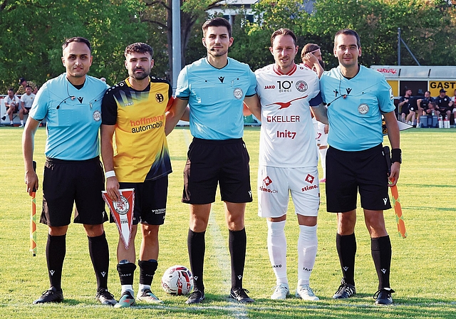 Raseneinweihung: Sie eröffneten das Spiel auf dem neuen Gigersloch-Rasen (v. l.): Alper Keles, Dornach-Captain Mustafa Muharemovic, Schiedsrichter Mirnes Hyseni, Winterthur-Captain Luca Zuffi und Silvan Gorrengourt. Foto: Edgar Hänggi