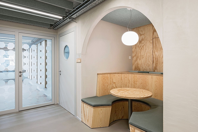 Sitzecke: Im Gebäude wurde viel Holz verarbeitet. 