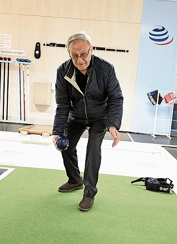 Spiel aus Schottland: Bruno Schallberger, Präsident des Curlingzentrums Region Basel, demonstriert den Kugelsport Bowls. Fotos: Fabian Schwarzenbach