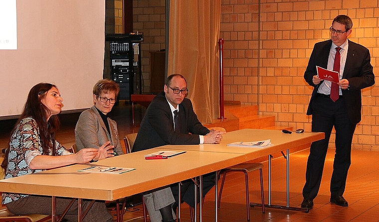 Hatte einen schwierigen Stand: (v.l.) Stephanie Fuchs, Geschäftsführerin VCS beider Basel, argumentierte gegen die Meinungen von Regierungsrätin Sabine Pegoraro, Jürg Röthlisberg, Direktor Bundesamt für Strassen, Astra, und Martin Dätwyler, st