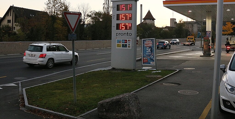 Fühlen sich vom Kanton vernachlässigt: 15000 Fahrzeuge pro Tag, Tankstelle mit Shop und jetzt noch eine Wand – die Anwohner der Laufenstrasse leiden unter dem Verkehrslärm. Foto: Gaby Walther