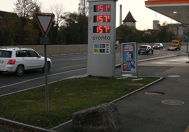 Fühlen sich vom Kanton vernachlässigt: 15000 Fahrzeuge pro Tag, Tankstelle mit Shop und jetzt noch eine Wand – die Anwohner der Laufenstrasse leiden unter dem Verkehrslärm. Foto: Gaby Walther