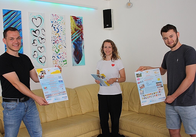 <em>Motiviert: </em>Beat Häner, Sarah Stöckli und Dario Plattner arbeiten auf Hochtouren am Ferienpass-Programm.<em>Foto: Zoe Zbinden-</em>