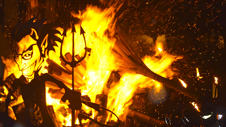 Chäppelihäx und Funggefüür: Der grimmig grinsende Teufel als Galionsfigur am Feuerwagen. Foto: Bea Asper
