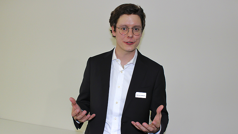 Auch der Körper spricht: Der gezielte Einsatz von Gestik und Bewegung sind für eine gute Rede unverzichtbar. Foto: Caspar Reimer
