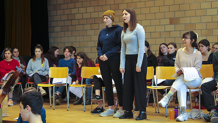 Trockenprobe in der Aula: Noch sieht es im Gymnasium Münchenstein nicht nach Oper aus. Foto: ZVG