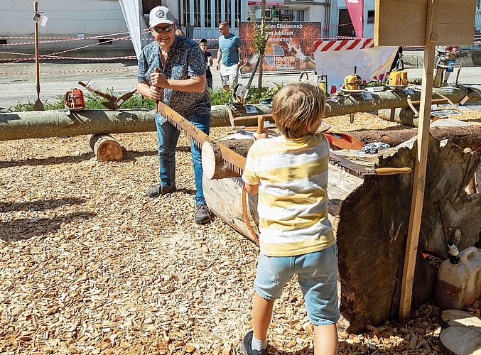 Zweimannsäge: Wer sägt die Holzscheibe am schnellsten ab? Zweimannsäge: Wer sägt die Holzscheibe am schnellsten ab?