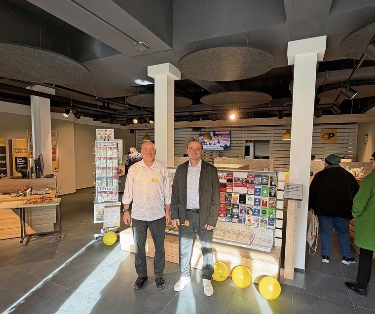 Kundenbereich: Roman Schnell, Leiter Filialgebiet Basel-Birstal (r.) und Bernhard Völkin, Leiter Team Birstal, freuen sich über die neugestaltete Postfiliale. Foto: Gaby Walther