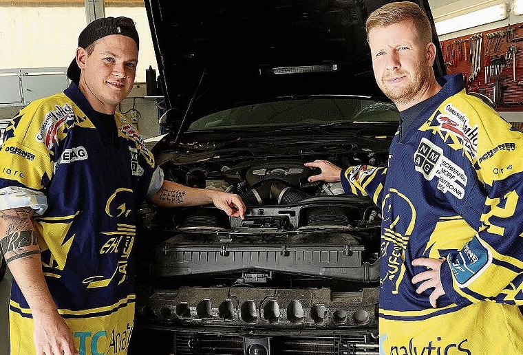 Verbesserung: Roger Stähli (links) und Dominik Imhof bringen defekte Autos wieder zum Rollen. Sie müssen mithelfen, dass auch die erste Mannschaft wieder erfolgreich läuft. Foto: Edgar Hänggi