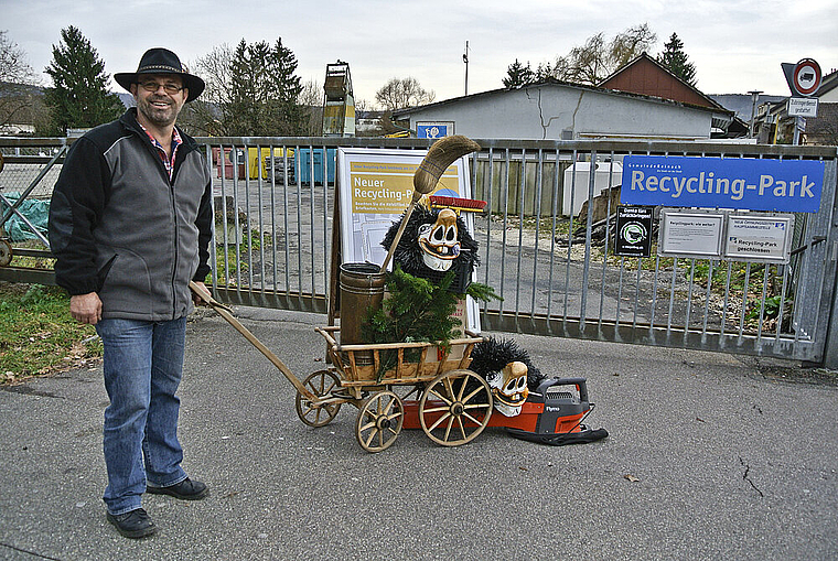 Fasnacht dreht sich um den Recyclingpark: Obmann Urs Witta hat schon mal das Zügelwägeli gepackt. Foto: Heiner Leuthardt